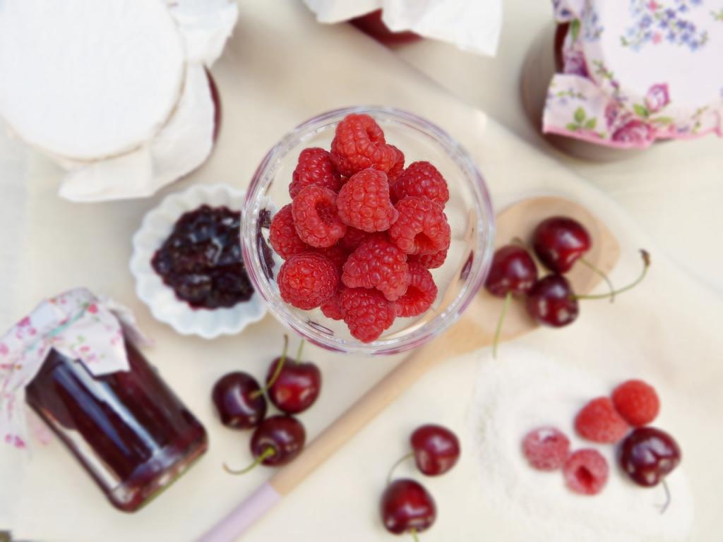 Recipe for raspberry and cherry liqueur
